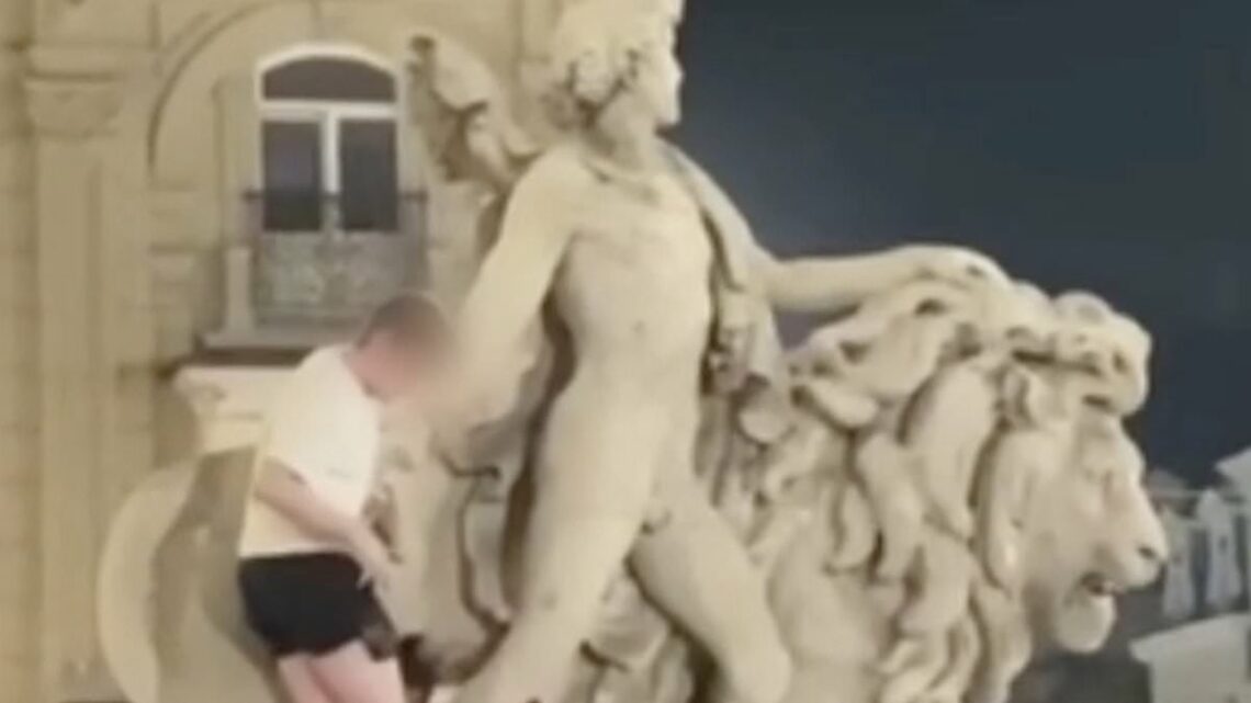 Irishman damages newly restored statue outside Brussels Stock Exchange