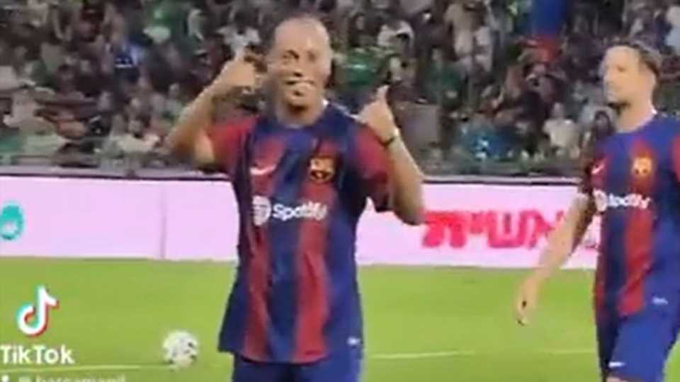 Ronaldinho proves he's still got it as he embarrasses pitch invader during Barcelona legends' match | The Sun