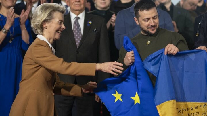 The EU &apos;will announce Ukraine membership talks in December&apos;